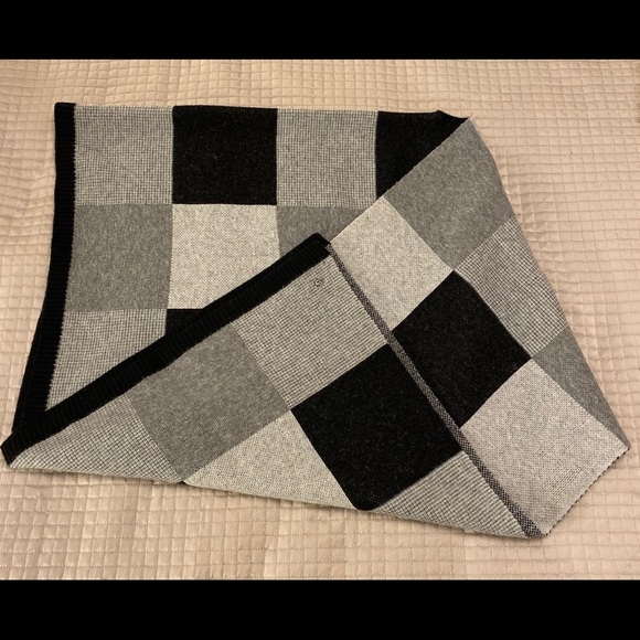 Lululemon Wrap in great condition - Picture 2 of 2